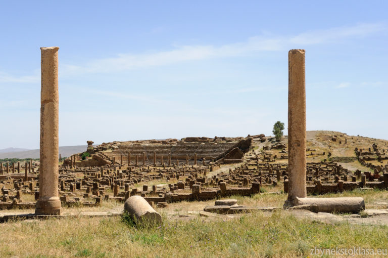 Římské divadlo. Timgad, ruiny římského tábora nedaleko města Batna