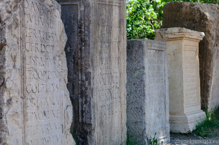 Timgad, náhrobky