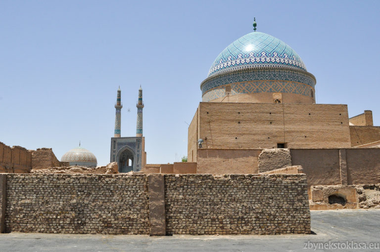 Staré město, v pozadí vstupní portál Páteční mešity se dvěma minarety,Yazd