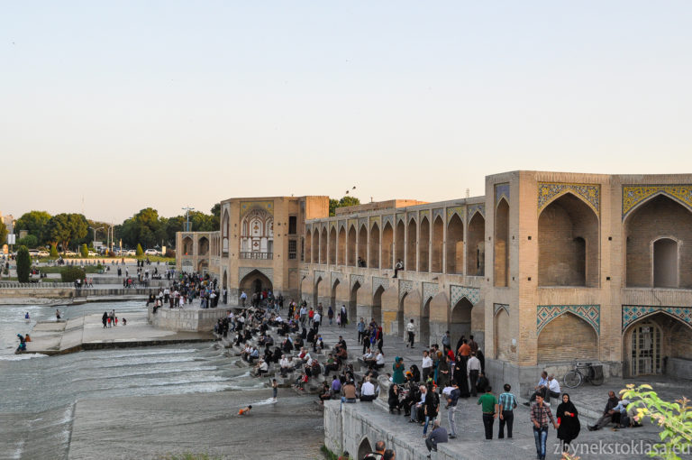 Podvečer u mostu 33 oblouků, Isfahan (Esfahan)