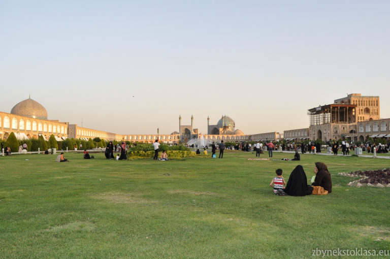 Večerní piknik na Imámově náměstí, Isfahán (Esfahan)